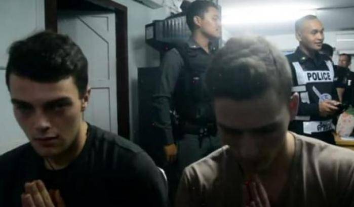 I due turisti italiani arrestati per aver strappato le bandiere in Thailandia