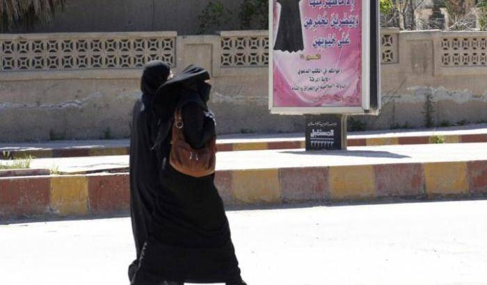 Donne camminano in una città siriana controllata dall'Isis