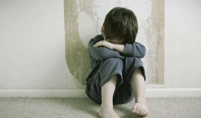 Abusi sessuali su un bimbo di 5 anni: 20enne ai domiciliari