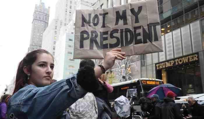 Le donne organizzano una maxi marcia anti Trump nel giorno dell'investitura