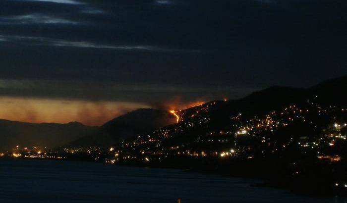 Incendio sulle alture di Genova: minacciate le case, chiusa la A12
