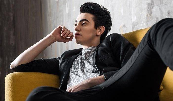 Michele Bravi non fa coming out: "Però mi sono innamorato di un ragazzo"