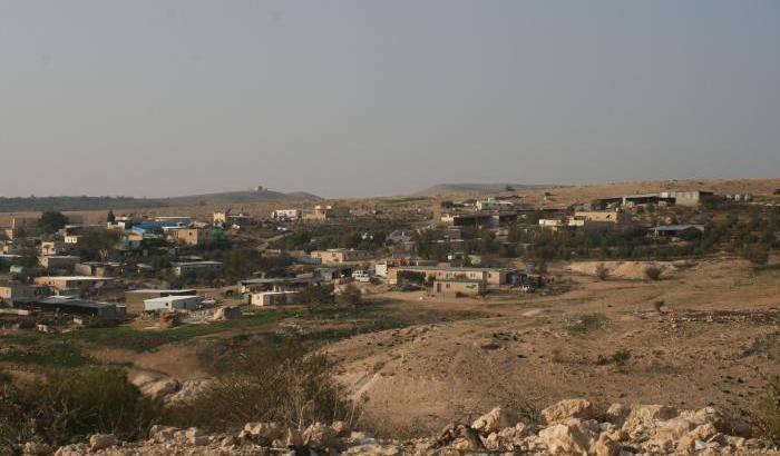 Israele demolisce un villaggio beduino: spari contro i manifestanti