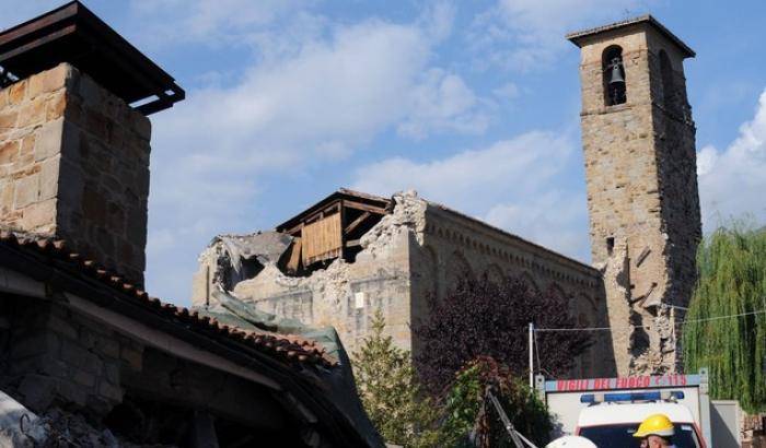 Crolla il campanile di Amatrice: era divenuto il simbolo della "resistenza"