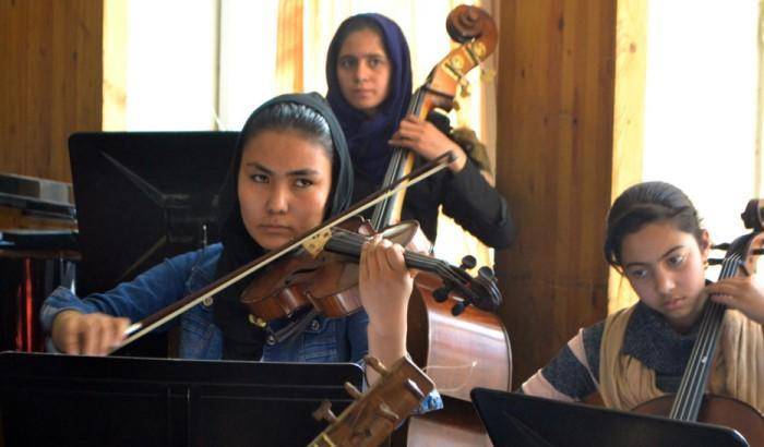 L'orchestra afghana di donne: dalle minacce di morte a Davos