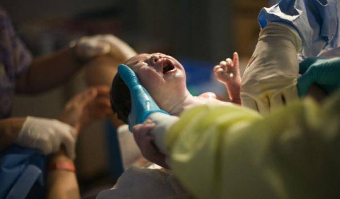 Ucraina, nasce un bimbo con tre genitori: secondo caso al mondo