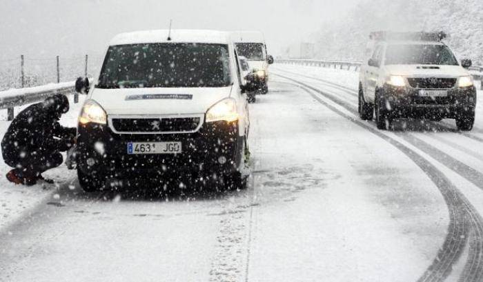 Bufere di neve in Spagna: 1.200 automobili bloccate nell'autostrada vicino Madrid