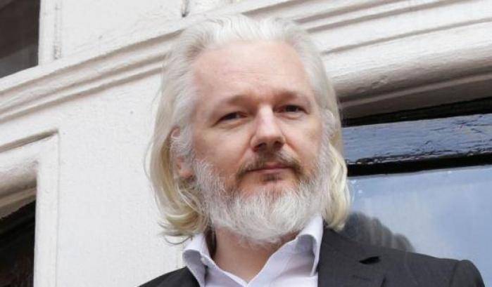 Assange, dietrofront sul dietrofront: mi consegno agli Usa