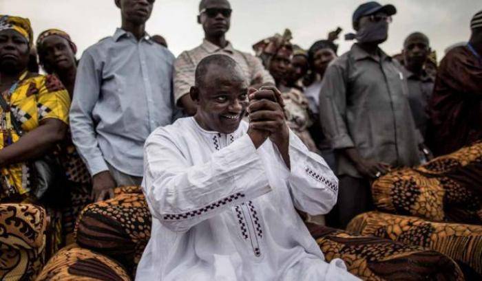 Adama Barrow ha giurato: le truppe del Senegal entrano in Gambia