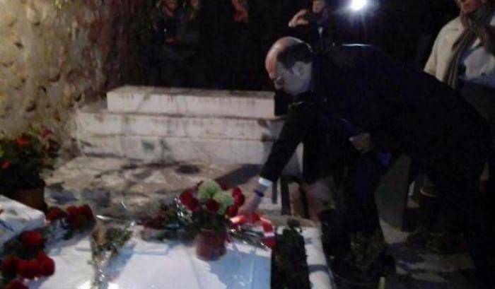 Alfano depone un mazzo di rose sulla tomba di Bettino Craxi