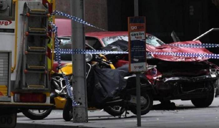 L'auto finita a folle corsa sui passanti a Melbourne