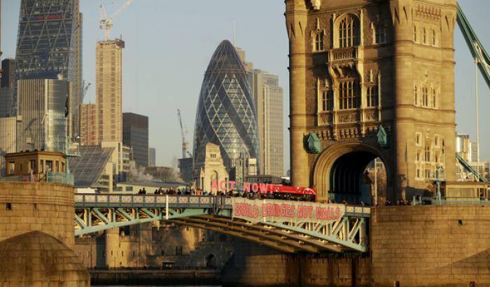 0344B1-striscione-contro-trump-a-londra Striscione contro Trump a Londra