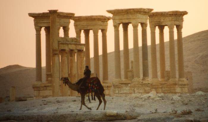 L'Isis distrugge la facciata del teatro romano di Palmira