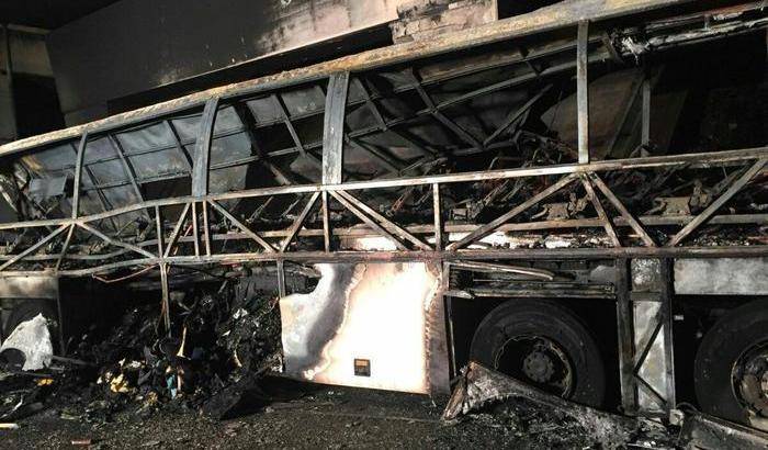 Bus ungherese si schianta e prende fuoco: muoiono 16 ragazzi
