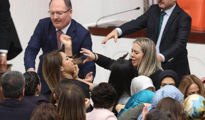 Un momento dell'aggressione contro Aylin Nazliaka