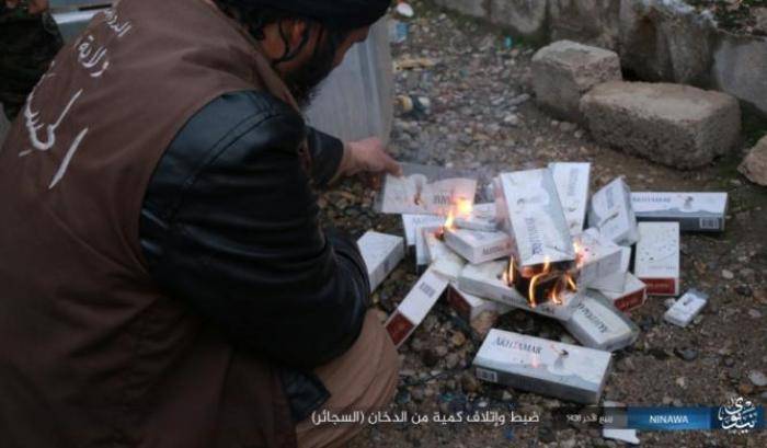 A Mosul si muore ma è proibito fumare: sigarette date alle fiamme