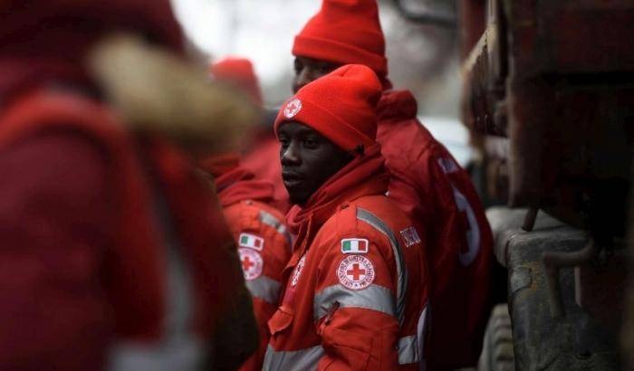 Rifugiati arrivare a portare soccorso con la Croce Rossa di Torino