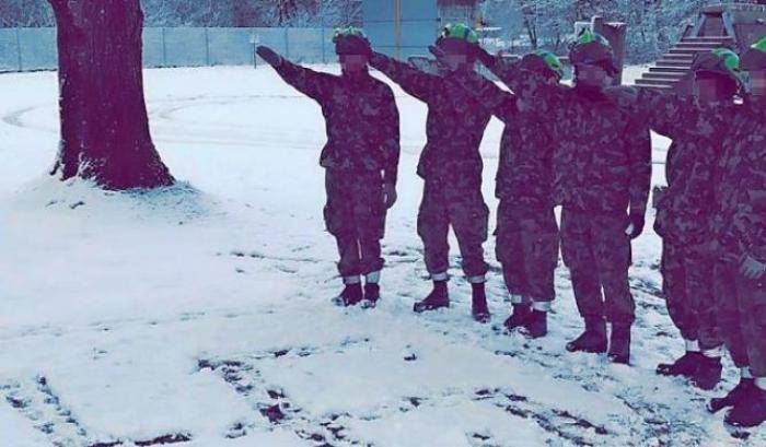 034513-la-foto-dei-soldati-svizzeri-che-fanno-il-saluto-nazista La foto dei soldati svizzeri che fanno il saluto nazista