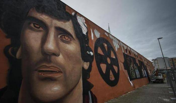 Il murales di Jorit Agoch dedicato a Massimo Troisi