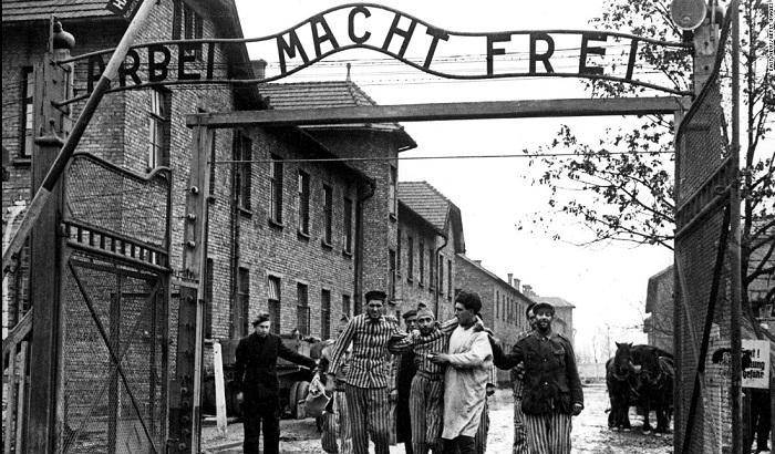 Auschwitz, la canzone di Guccini che racconta l’olocausto