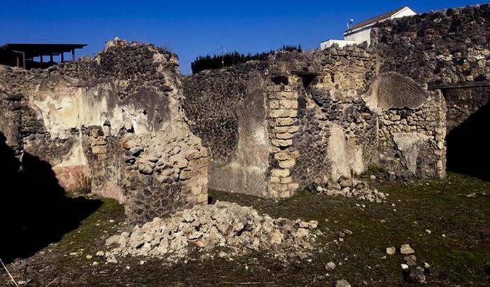 Crollo di un muro agli scavi Pompei nei pressi della Casa del Citarista