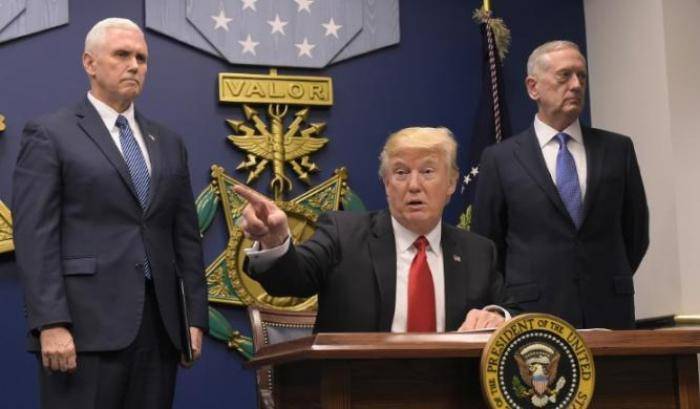 03465B-trump-mentre-annuncia-le-misure Trump mentre annuncia le misure