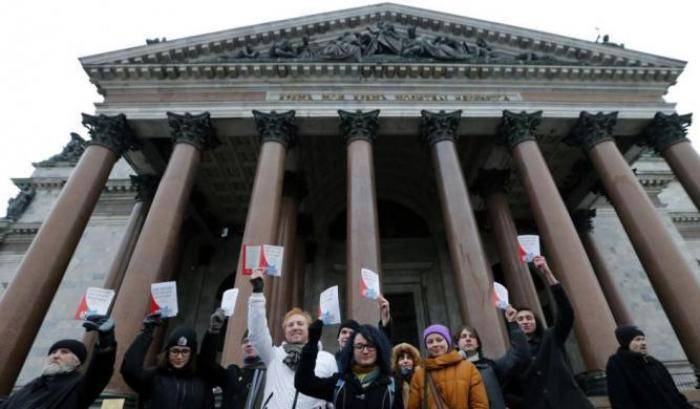 Alcuni manifestanti davanti la Cattedrale di Sant'Isacco, a San Pietroburgo