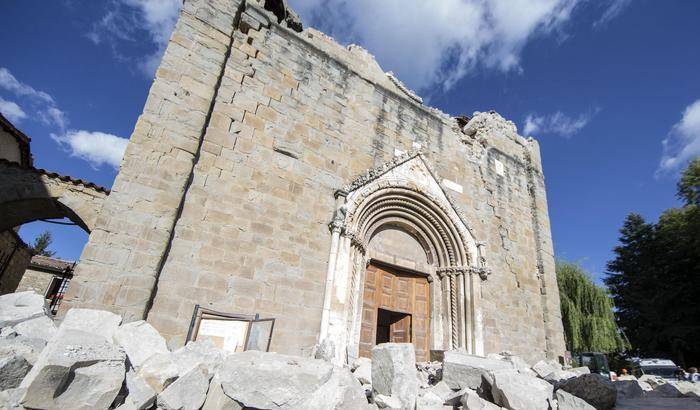 Amatrice trema ancora: crolla una parete della chiesa di Sant'Agostino