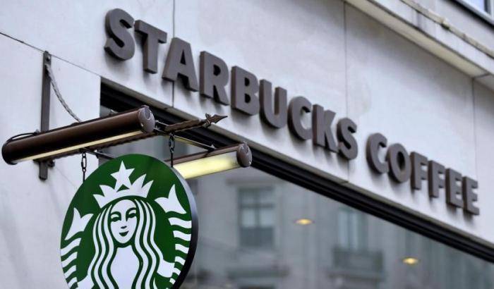 Starbucks sfida Trump: assumeremo 10 mila rifugiati