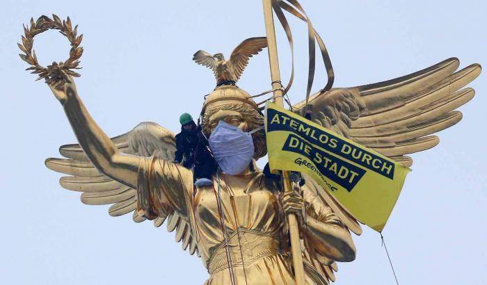 Berlino, la statua della Vittoria con la mascherina anti-smog