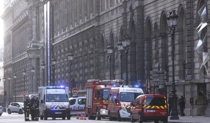 Polizia all'ingresso del Louvre