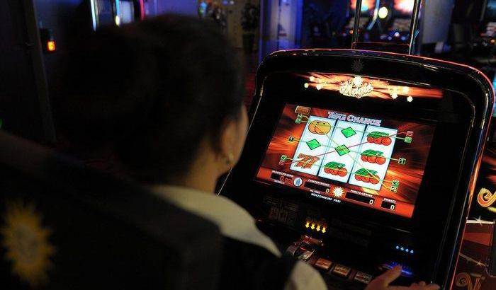 03485C-slot-machine Slot machine