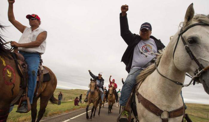 Trump uccide le speranze dei Sioux: firmerà il permesso per l'oleodotto