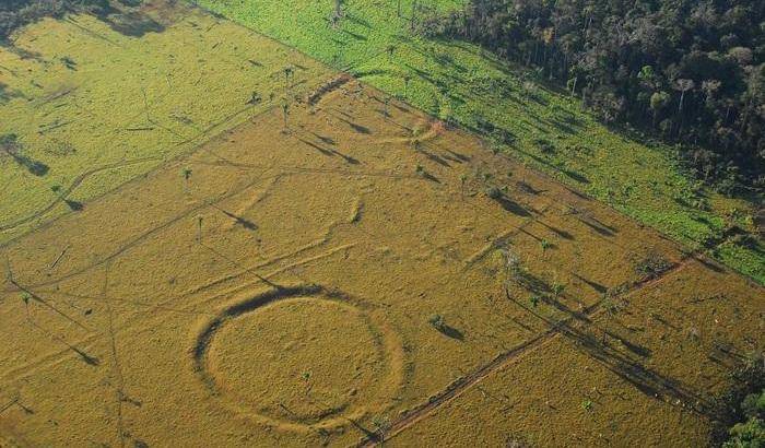 Una delle grandi figure geometriche disegnate migliaia di anni fa sul terreno in Amazzonia