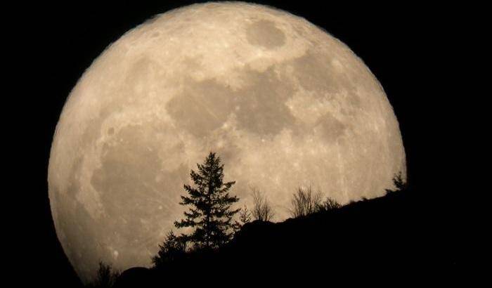 La Luna della neve dà spettacolo: stanotte c'è l'eclisse penombrale