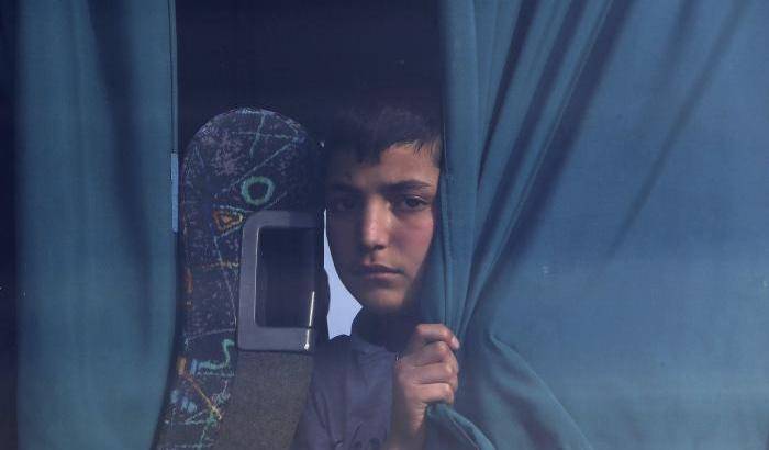 La speranza e il dolore negli occhi del piccolo profugo siriano