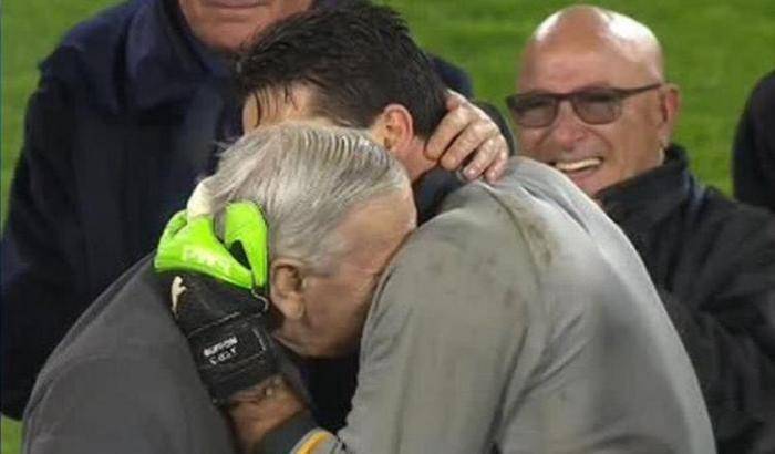 A Gigi Riva il collare d'oro: l'abbraccio commosso con Buffon