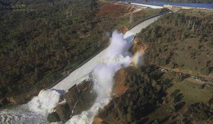 California, la diga di Oroville a rischio crollo: evacuazione in corso