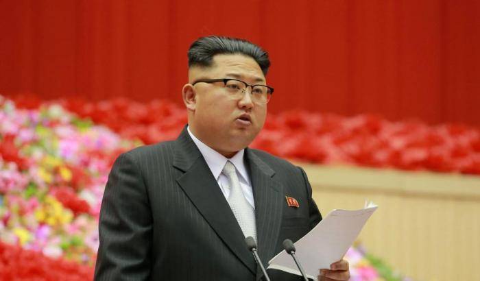 Corea del Nord, ucciso il fratellastro di Kim Jong-un: avvelenato con uno spray