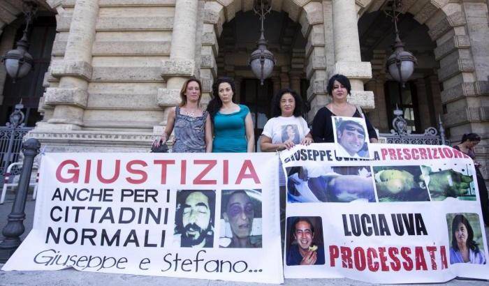 034A47-una-manifestazione-dei-parenti-di-vittime-delle-polizia Una manifestazione dei parenti di vittime delle polizia
