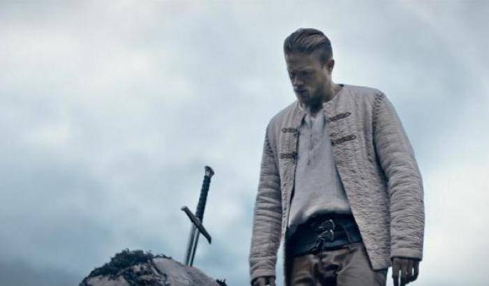 King Arthur: Charlie Hunnam contro Jude Law