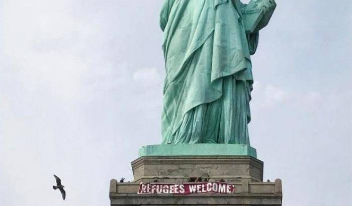 New York: striscione Refugees Welcome sulla Statua della libertà