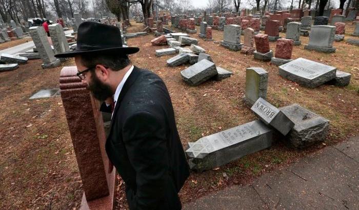 profanazione al cimitero ebreo di St Louis