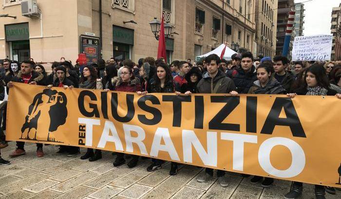 Giustizia per Taranto: in piazza contro i ricatti occupazionali