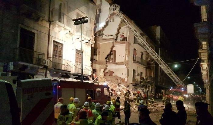 Catania, crolla palazzina di 3 piani: il video dei soccorsi