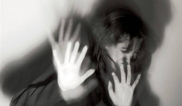 Tenta di uccidere con un laccio al collo una ragazza ma il gip lo scarcera