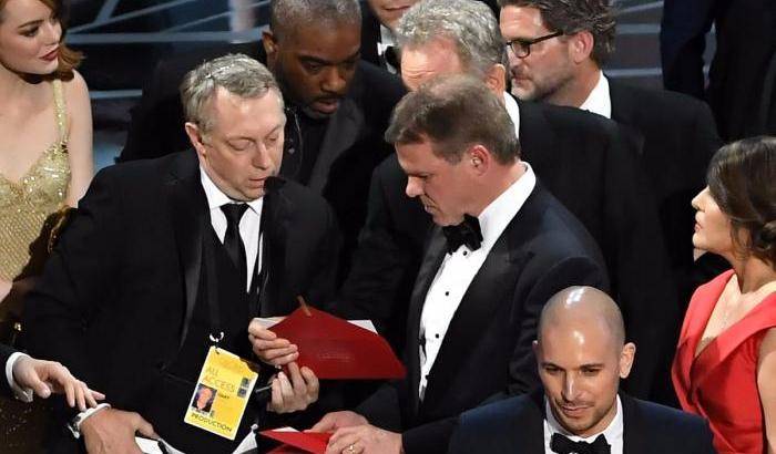Oscar, la gaffe dell'annuncio: chi aveva la busta stava twittando