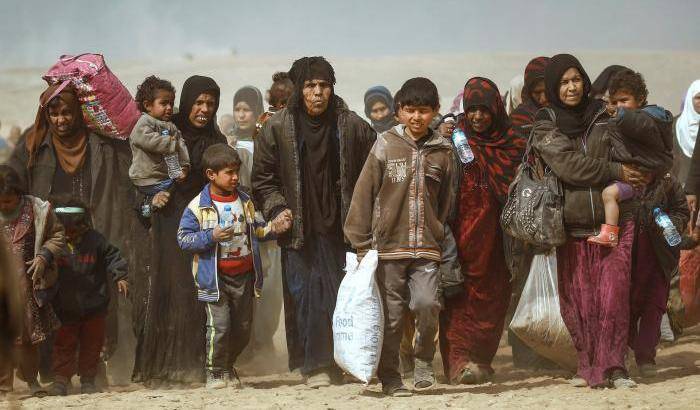 Civili fuggono da Mosul ovest