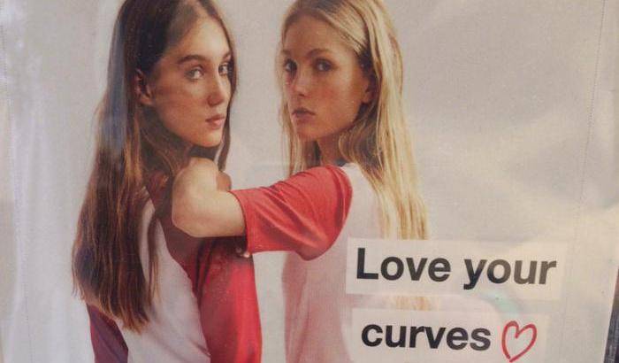 Zara: "Ama le tue curve", però posta la foto di due modelle magrissime