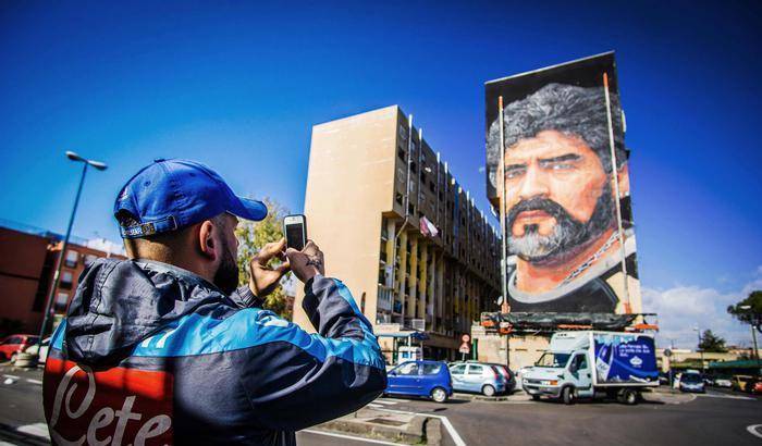 A Napoli spunta un nuovo murale gigante dedicato a Maradona